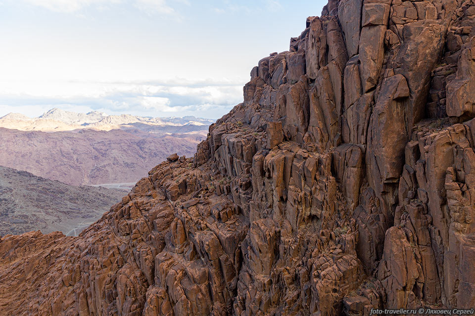 Трещиноватые скалы горы Синай