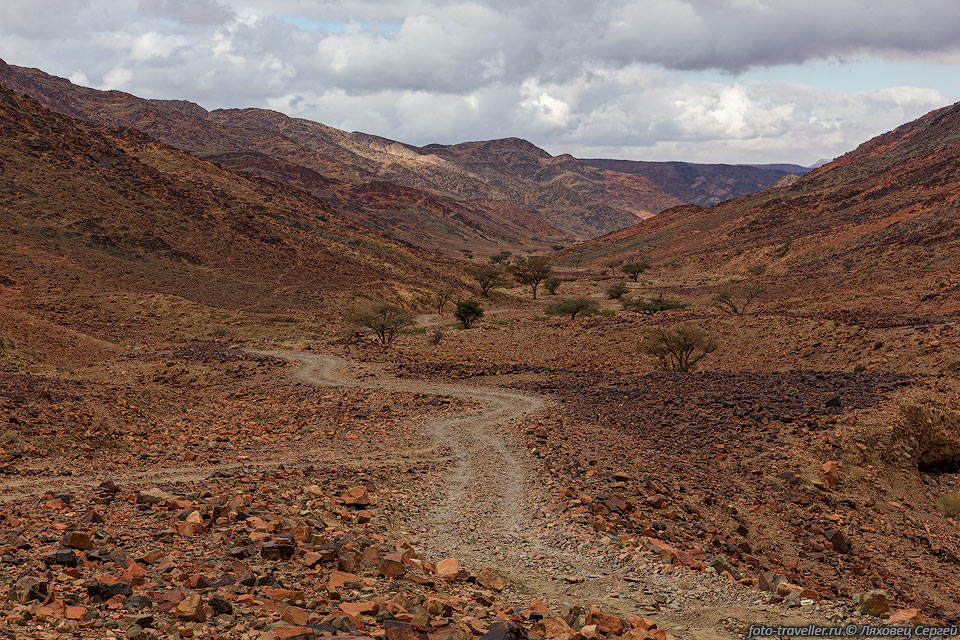 Спуск с каменистого перевала в Вади Бейрак (Wadi Beirak)