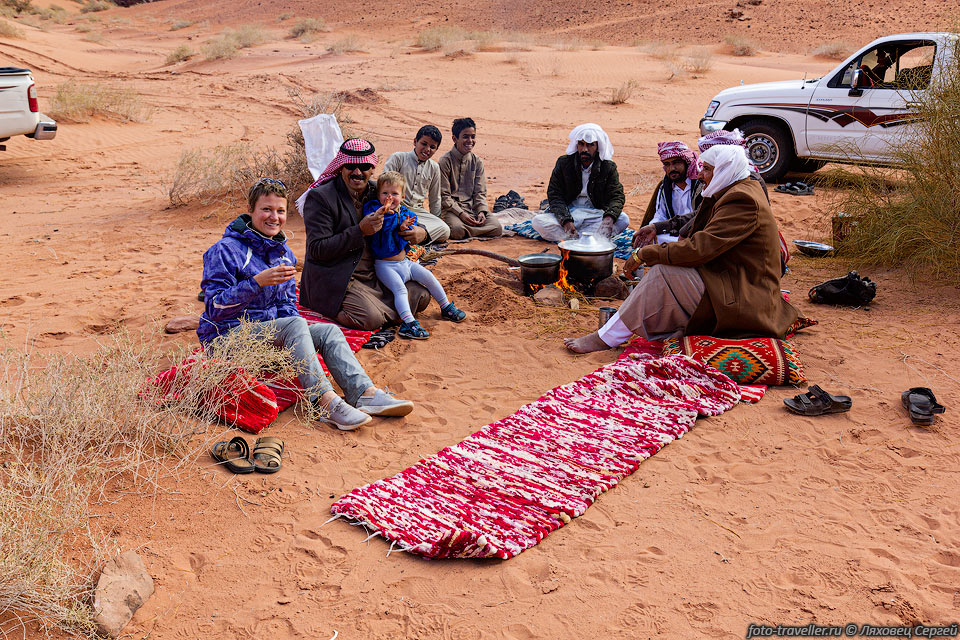 Под горой, на которой находятся руины Серабит эль-Хадим (Serabit 
Al Khadim) встретили местных бедуинов, 
которые привезли сюда туристов и готовят им обед, пока гиды водят их наверх