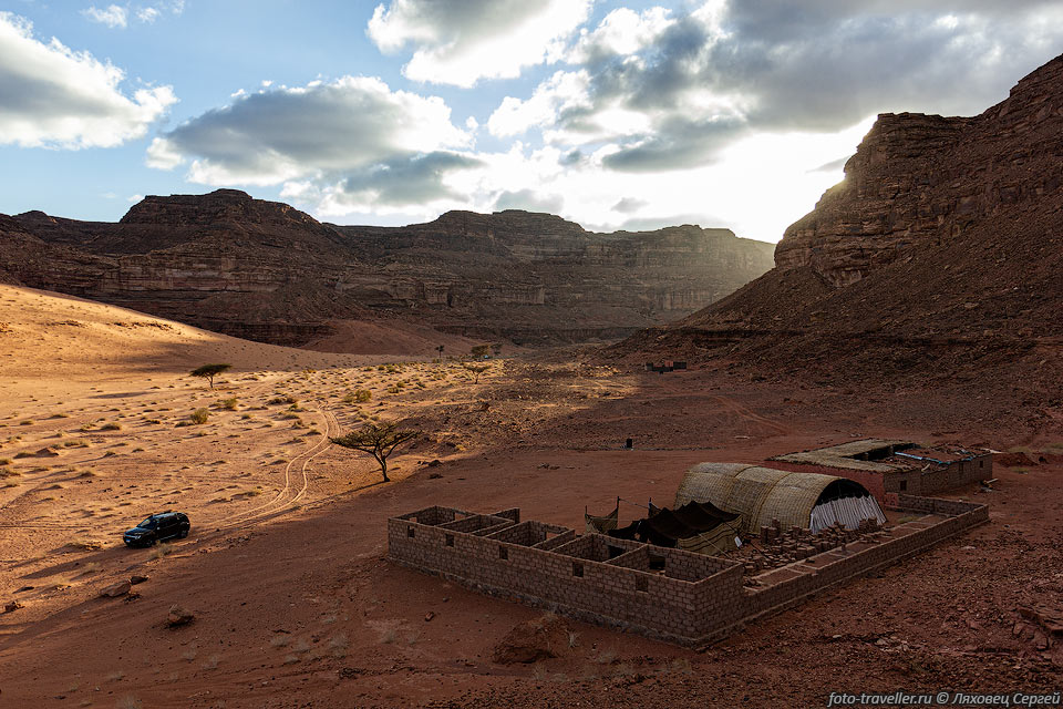 Недостроенный лагерь бедуинов с юго-восточной стороны Серабит 
эль-Хадим