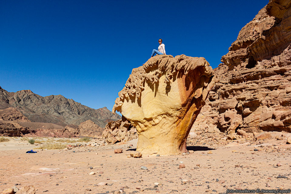 Каменный гриб (Mushroom Rock) расположен в 6 километрах на северо-восток 
от оазиса Айн Худра