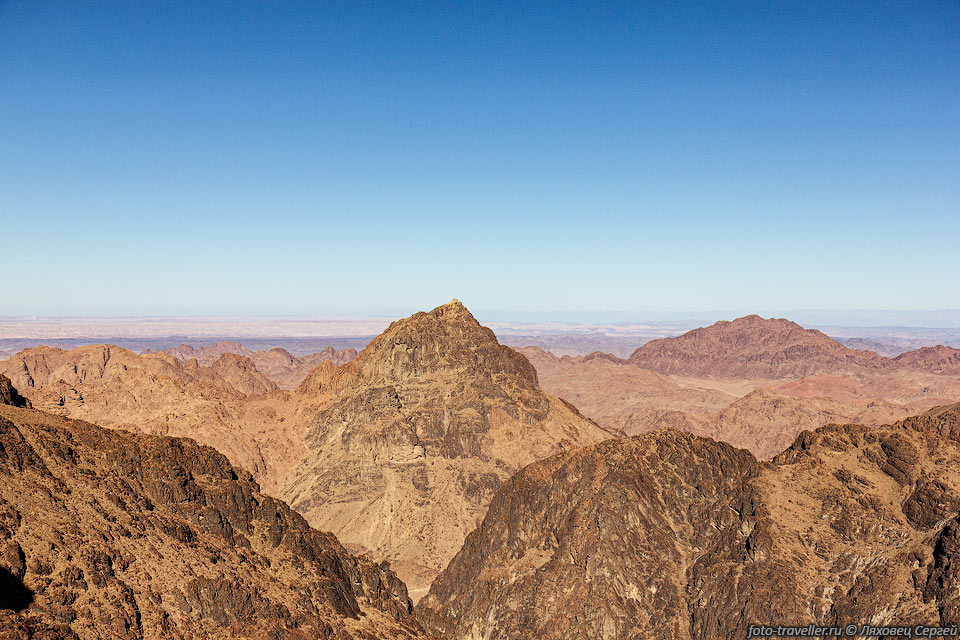 Гора Синай, на ней мы были совсем недавно.
Вид с подъема на гору Святой Екатерины.