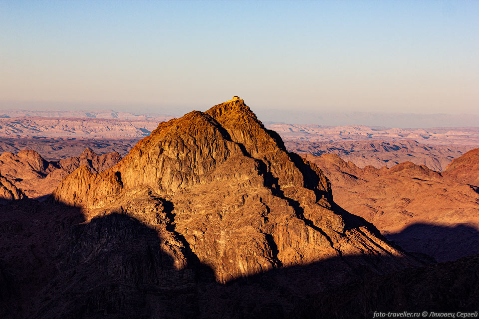 Гора Синай в лучах опускающегося Солнца