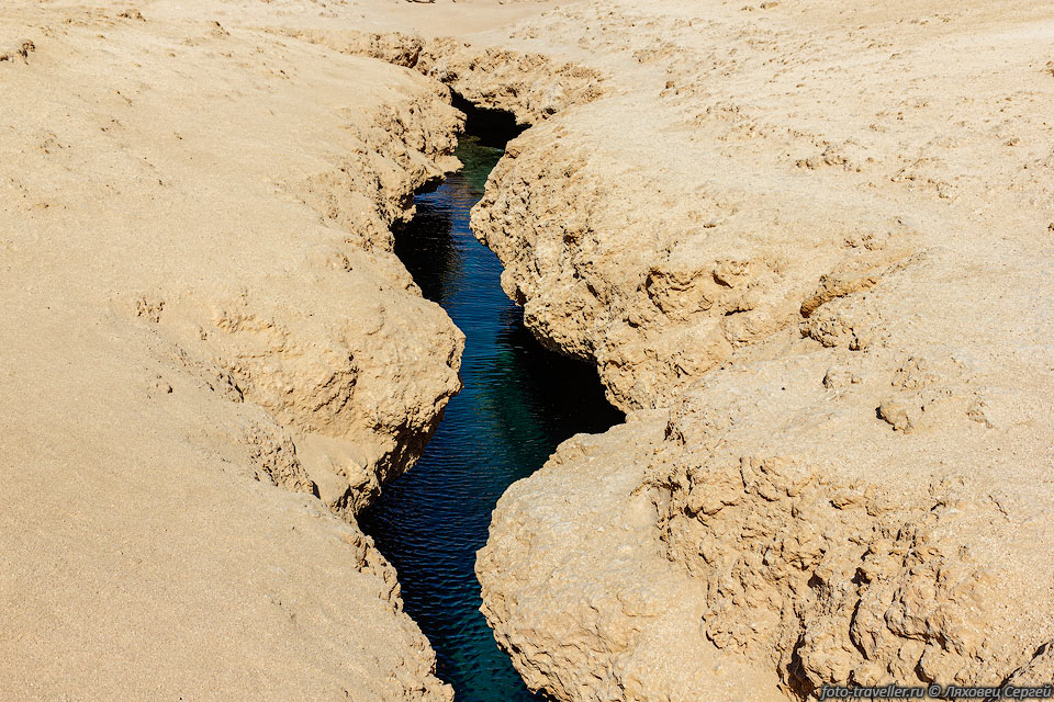 Тектонический разлом заполненный морской водой Шаа эль-Залзал 
(Shaa El Zalzal) в парке Рас-Мохаммед.
Трещина образоваласть после землетрясения.
