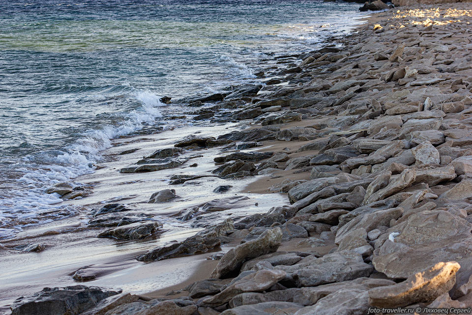 Каменистый берег на пляже Акаба