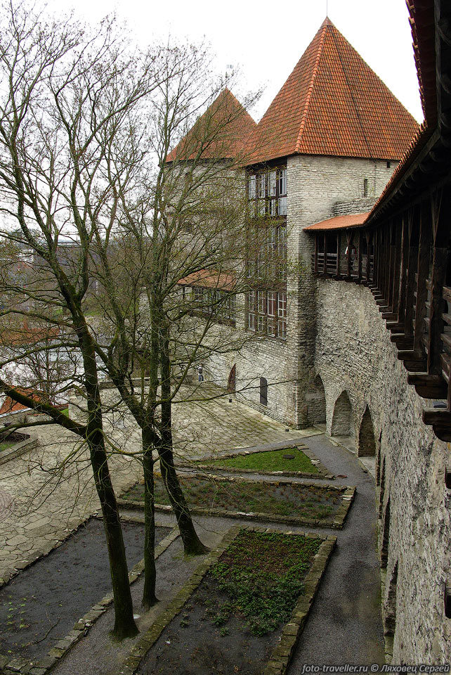 Замок Тоомпеа (Toompea loss) - средневековый замок, расположенный 
на холме в центре Таллина.
