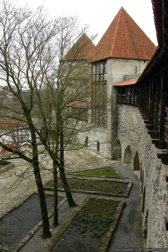 Замок Тоомпеа (Toompea loss) - средневековый замок, расположенный
на холме в центре Таллина.