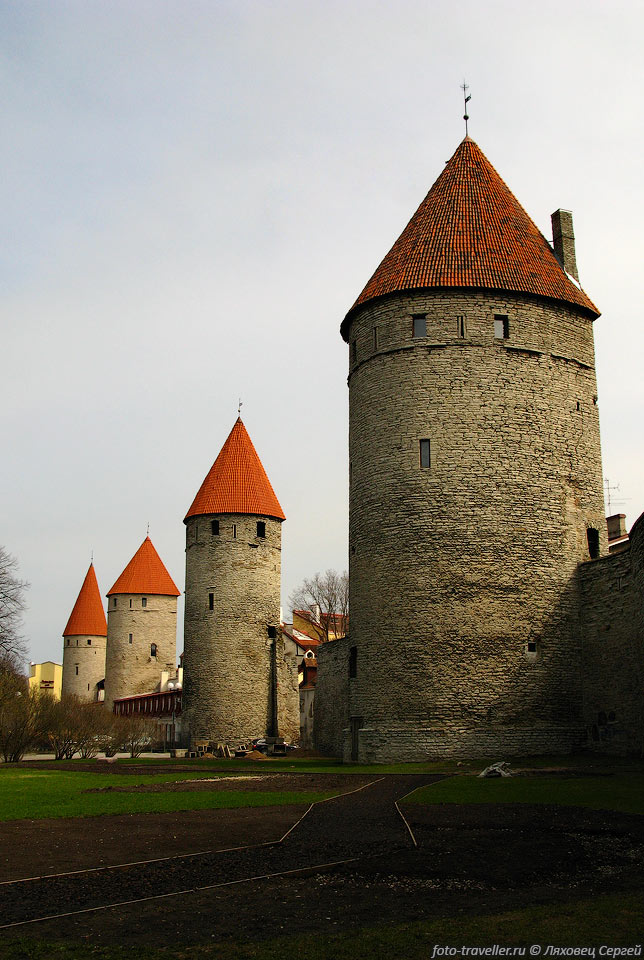 Одна из наиболее сохранившихся древних городских стен в Северной 
Европе.
Старый город (Vanalinn) - старейшая часть Таллина, 
именно здесь появились первые поселения людей в этих местах.