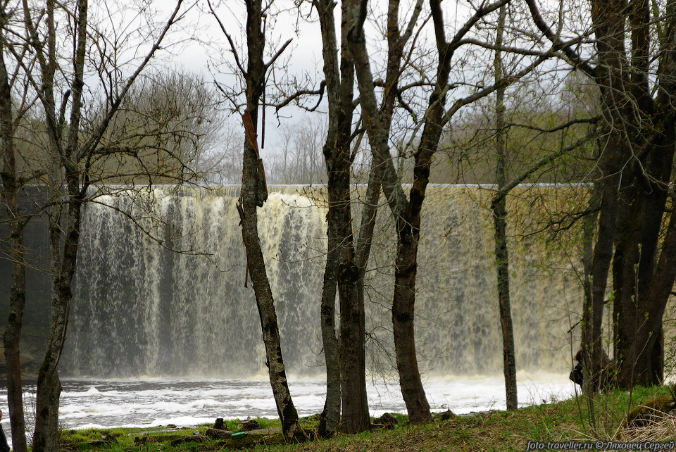 В давние времена в народе водопад называли Йоарюнгас (Joarüngas)