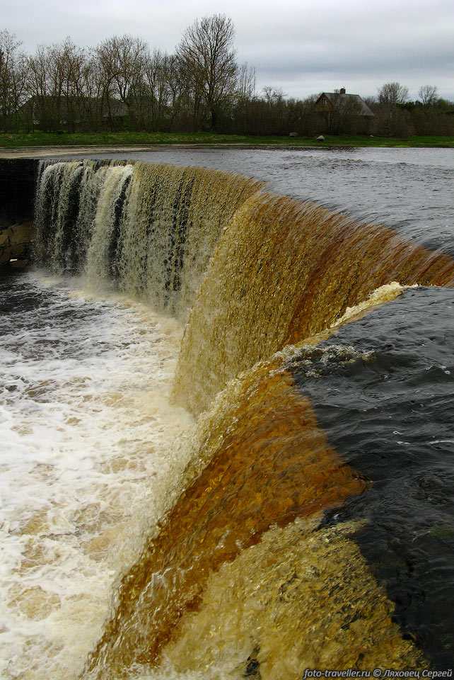 Река Ягала протекает по поверхности глинта, 
в конце которого образуется уступ, что и создаёт данный водопад