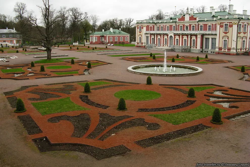 Дворец Кадриорг (Kadriorg) в стиле барокко был спроектирован

для русского царя Петра Первого итальянским архитектором Niccolo Michetti.