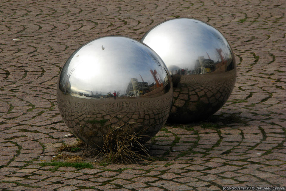 Зеркальные шары на набережной в Хельсинки
