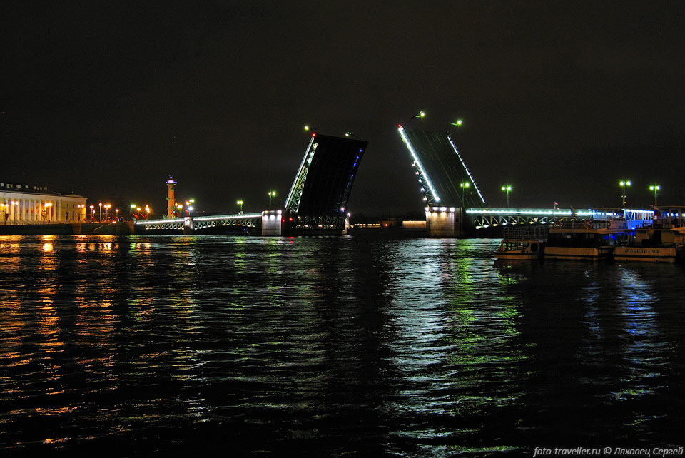 Дворцовый мост.
Вернулся из Хельсинки очень рано и застал развод мостов.
В черте Санкт-Петербурга находится 93 реки и каналов и около 100 водоёмов, 
через которые перекинуто около 800 мостов.