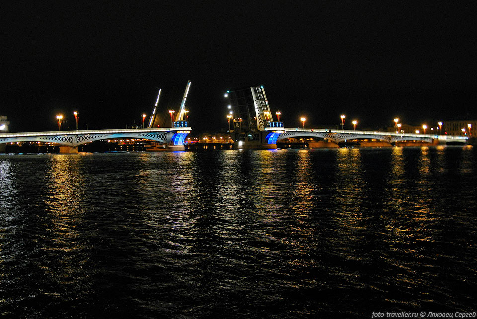 Благовещенский мост (Николаевский мост, мост Лейтенанта Шмидта) 
- первый постоянный мост через Неву в Санкт-Петербурге.