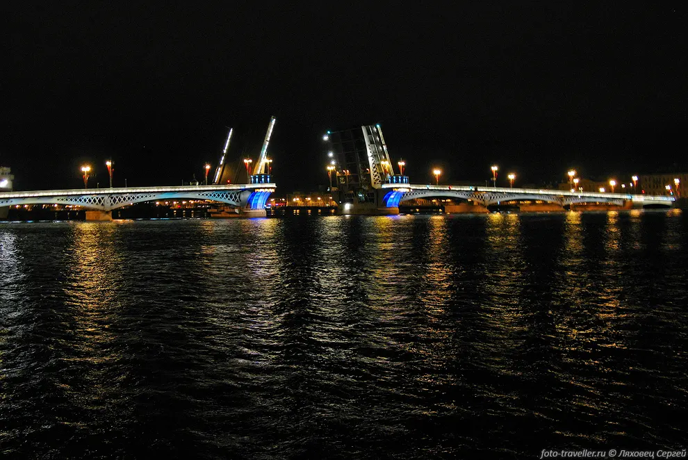 Благовещенский мост (Николаевский мост, мост Лейтенанта Шмидта)
- первый постоянный мост через Неву в Санкт-Петербурге.