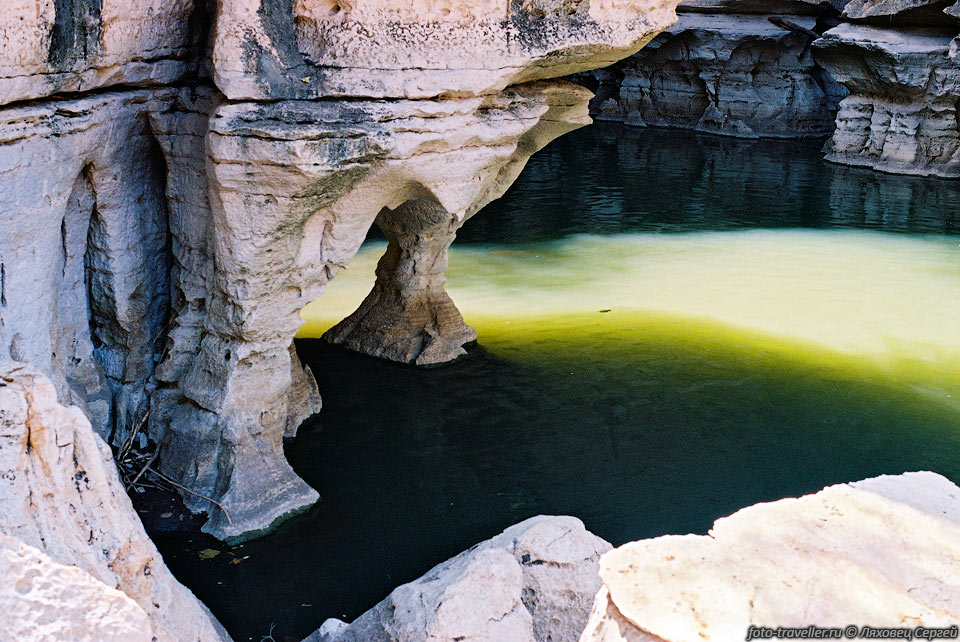 Река Вэб втекает в пещеру Соф Омар.