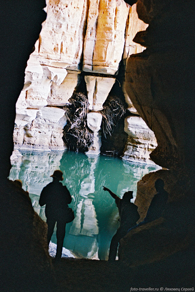 Выход к реке внутри пещеры.