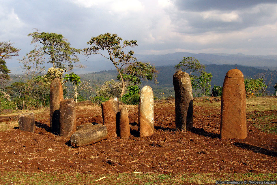 Древнее мужское кладбище Туту Фелла (Tutu Fella).
Надгробные памятники - стелы имеют соответственную форму и размер.