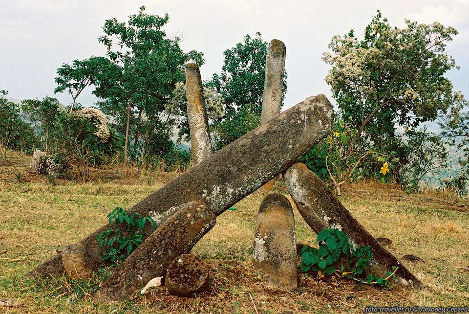 Упавшие стелы на кладбище Туту Фелла.
Первому письменному упоминании об Эфиопии - пять тысяч лет.