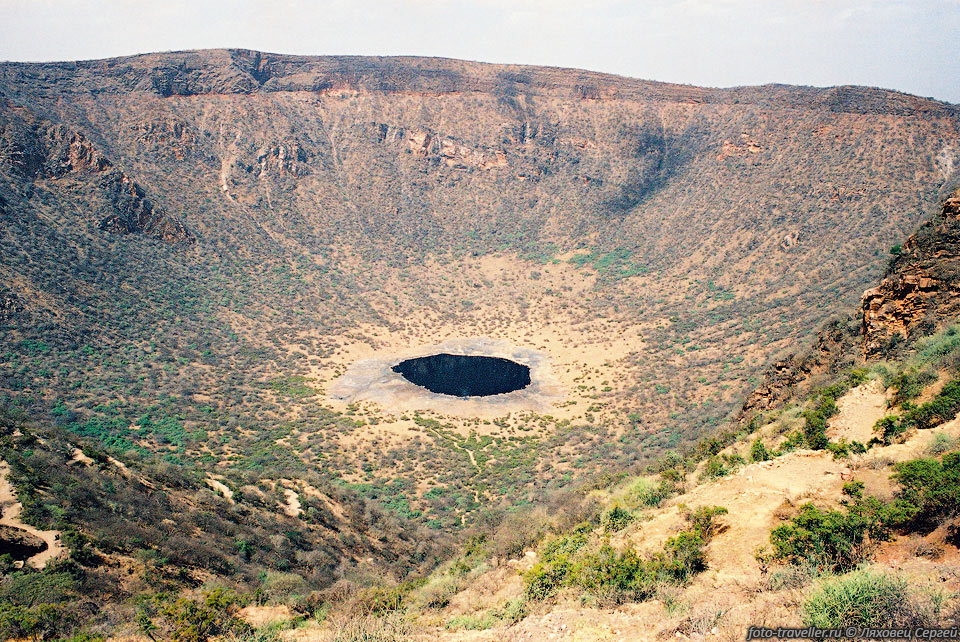 В кратере древнего вулкана Эль Сод (El Sod) находится черное соляное 
озеро.