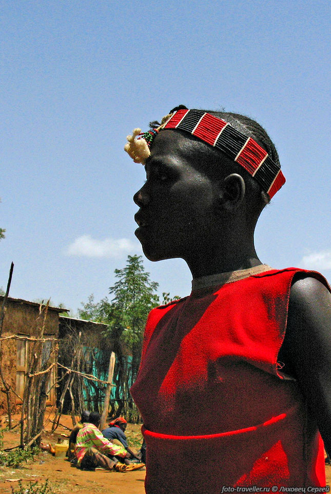Жители долины Омо в качестве украшений 
часто используются браслеты и повязки на голову сделанные из бисера