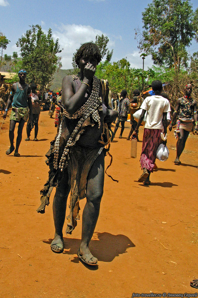 В качестве одного из видов украшений в племенах пользуются раковинами 
каури,
которые доставляют сюда из Сомали.
Всевозможные украшения своего тела очень важное занятие для племен Южной Эфиопии.
