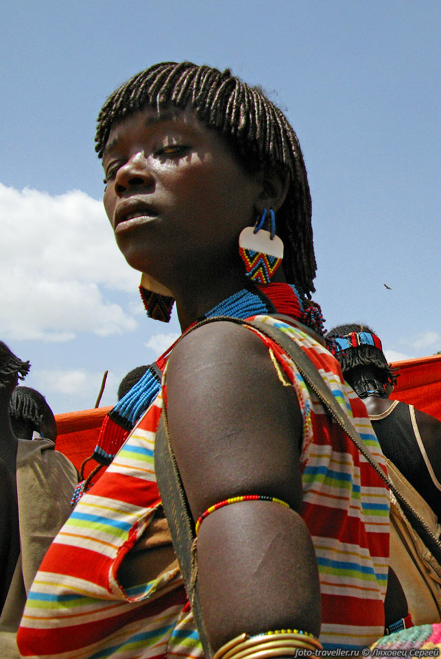 Взгляд сверху. Девушка из племени бенна.
Интересно, как они носят на руке браслеты ?
Ведь они сильно пережимают руку и ухудшают кровообращение.
