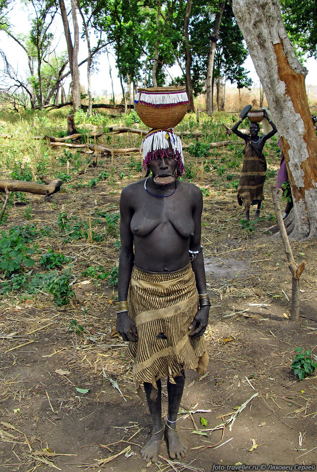 Женщина племени мурси (mursi, murzu).