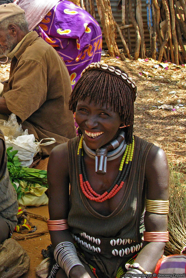 Счастливая первая жена.
Люди в племенах значительно чаще улыбаются, чем к примеру в Европе.