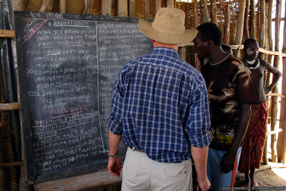 Школа в деревне племени Каро.
Доску с надписями наверно в отсутствие туристов прячут - чтобы не дай бог не стерлась.