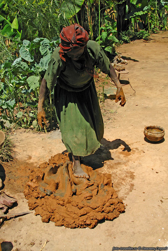 Подготовка глины к лепке.
В деревне Дорзе приятно находится. Все люди заняты своим делом и никто не пристает.