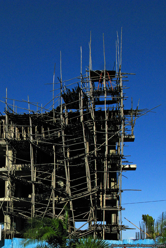 Строительство современного офисного здания в центре 
Аддис-Абебы.