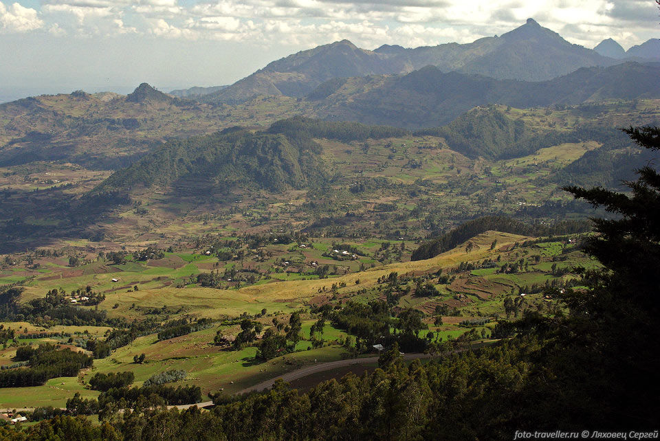 Вид с горной дороги на севере Эфиопии.
Дорога Аддис-Абеба - Мекеле наверно самая красивая в Эфиопии.