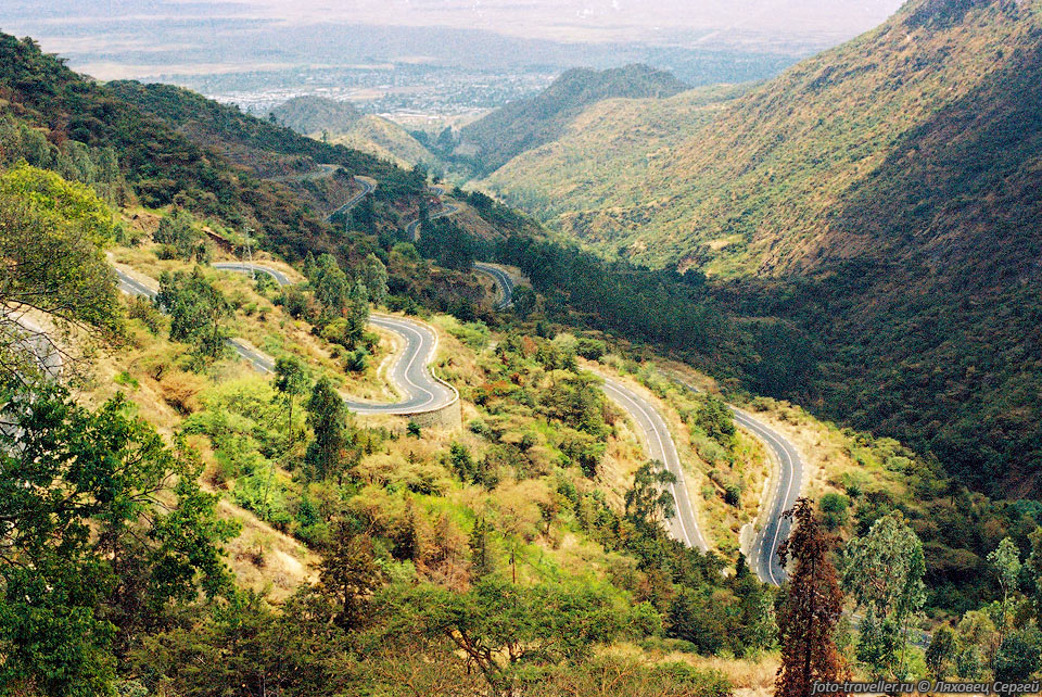 Серпантин дороги на севере Эфиопии