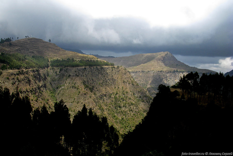 К востоку от Мекеле, эфиопское нагорье резко обрывается 
во впадину Афар (низменность Данакиль, пустыня Данакиль) - одну из самых низких 
точек Африки