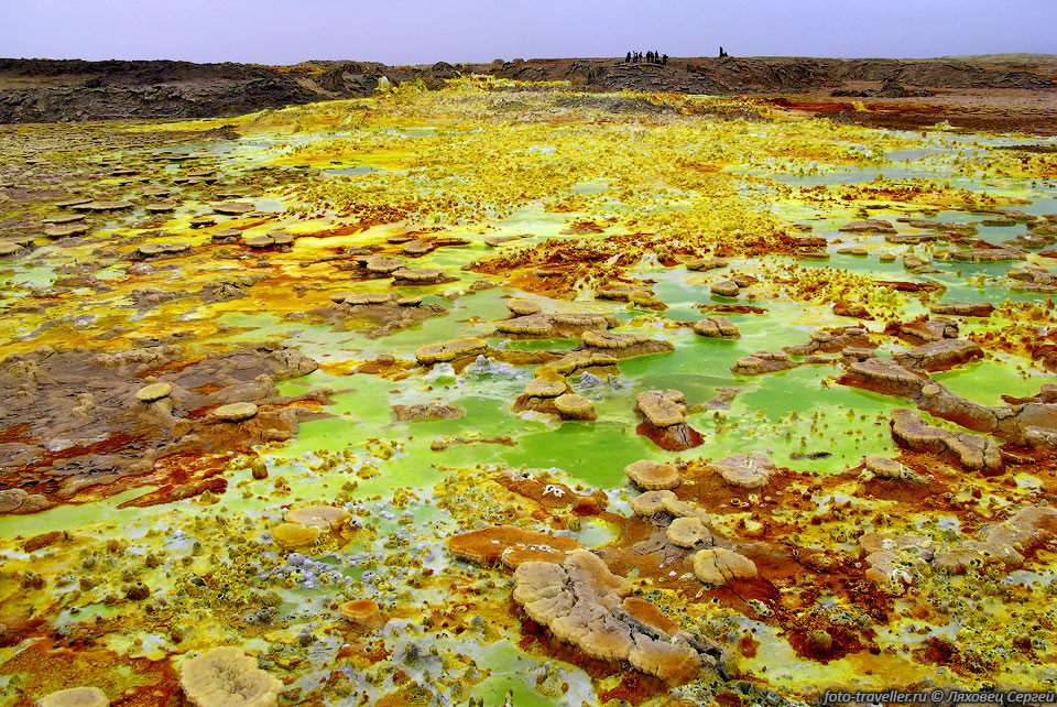 Сера в комбинации с другими минералами окрашивает кратер вулкана 
в зеленоватые оттенки. 
Эти цвета создают поистине непередаваемую, неземную атмосферу.