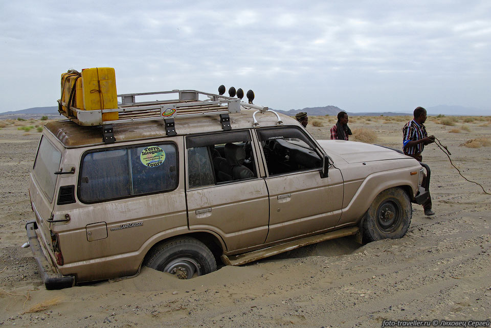 Дорога между Намед Эла и Эрта Але очень плохая, 
джип вязнет в песке, часто приходится откапывать