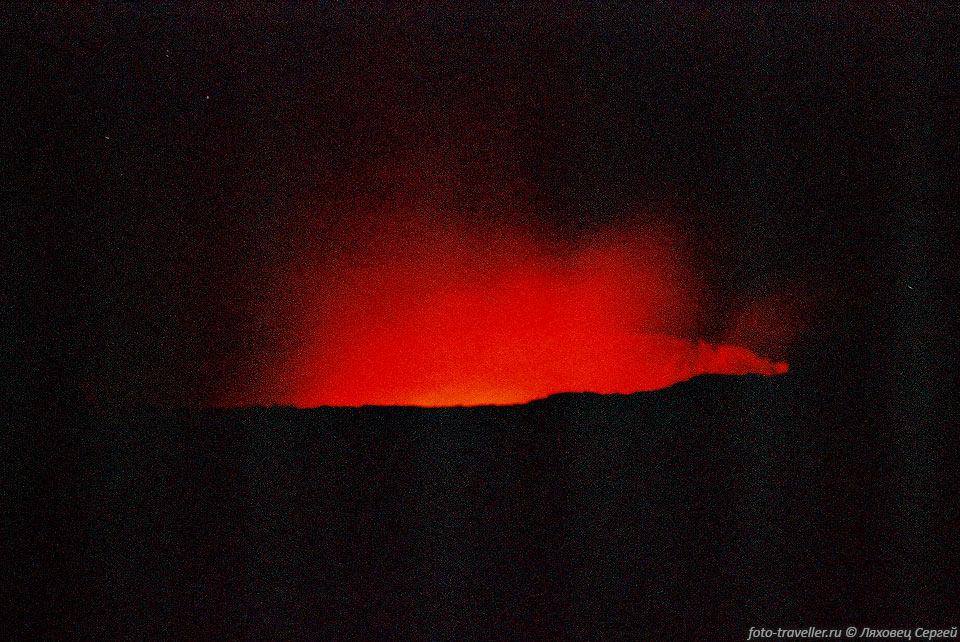 Ночное зарево над вулканом Эрта Але (Erta Ale).