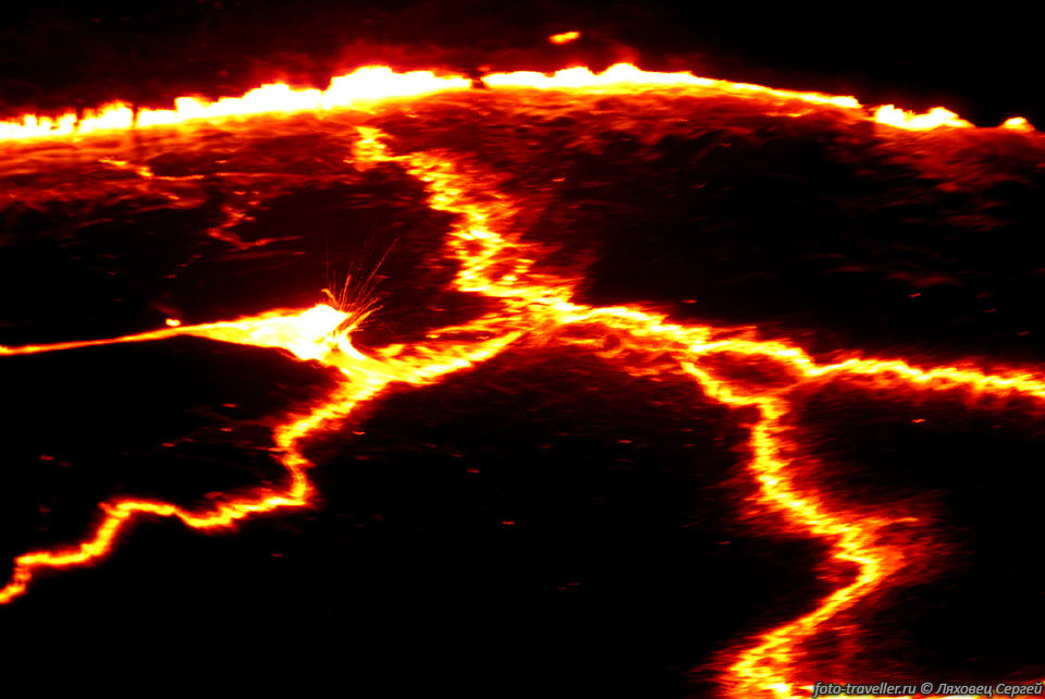 В кратере вулкана постоянно плещется лавовое озеро. Рисунок огненных 
полос постоянно меняется, 
ночью в темноте выглядит завораживающее. Озеро постоянно меняет свой уровень,

периодически из него вытекают потоки лавы. В августе 2007 образовался новый лавовый 
поток.