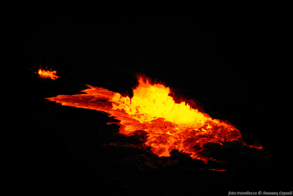 Эрта Але означает в переводе "курящаяся гора".
Активность вулкана уже давно знакома кочевникам, раз они окрестили так вулкан.