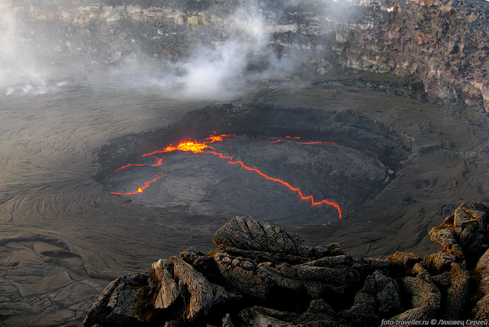 Кратер образует эллипсоид 160 на 130 м.
Внутри кратера образована терраса примерно на 50 м ниже кромки кратера.