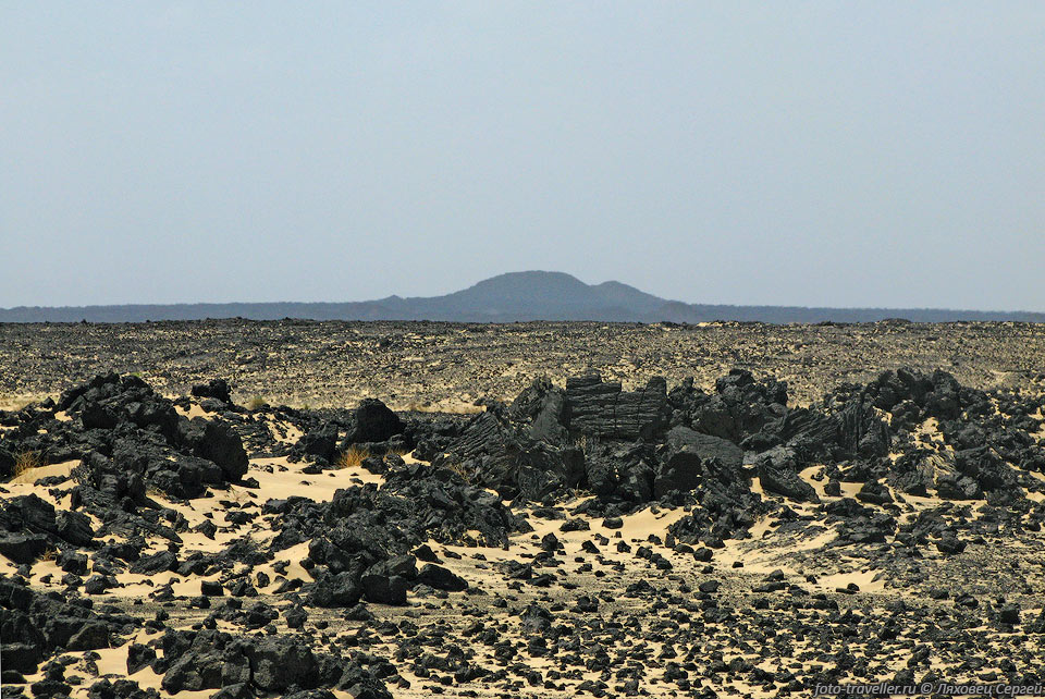 В пустыне Данакиль находится множество активных вулканов.
По сторонам видны их плавные конусы.