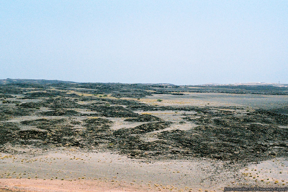 Черные поля лавы, бесконечные безжизненные равнины.
Это пейзажи Джибути.