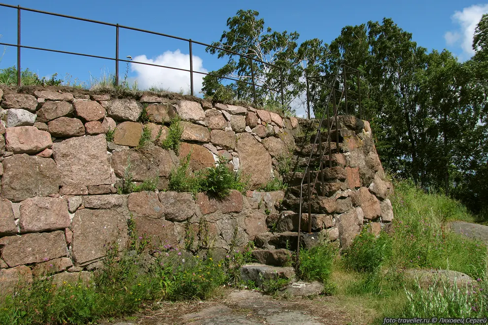 На острове Вариссаари находятся остатки форта Элизабет (Fort
Elisabeth).
Смотреть особо нечего, но приятно поседеть на берегу и расслабиться.