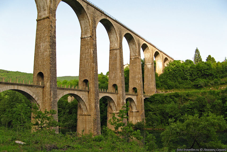 Железнодорожный мост.
Даже современные сооружения во Франции делают под старину.