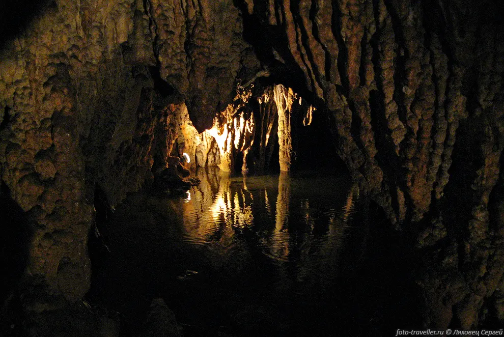 Экскурсионная пещера Grotte de Thais находится у реки прямо в
центре городка Сан-Назар.
Общая протяженность ходов более 1200 м, из них 300 м экскурсионный маршрут.