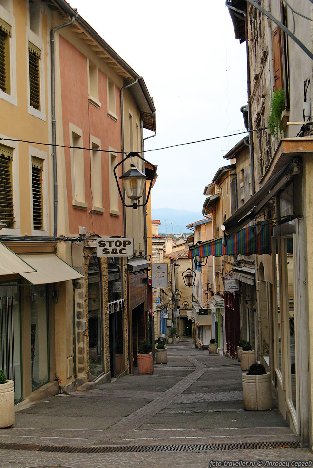 Узкие улочки в городке Roman-sur-Isere
