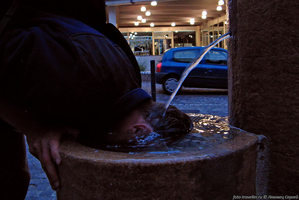 Мытье головы в фонтане