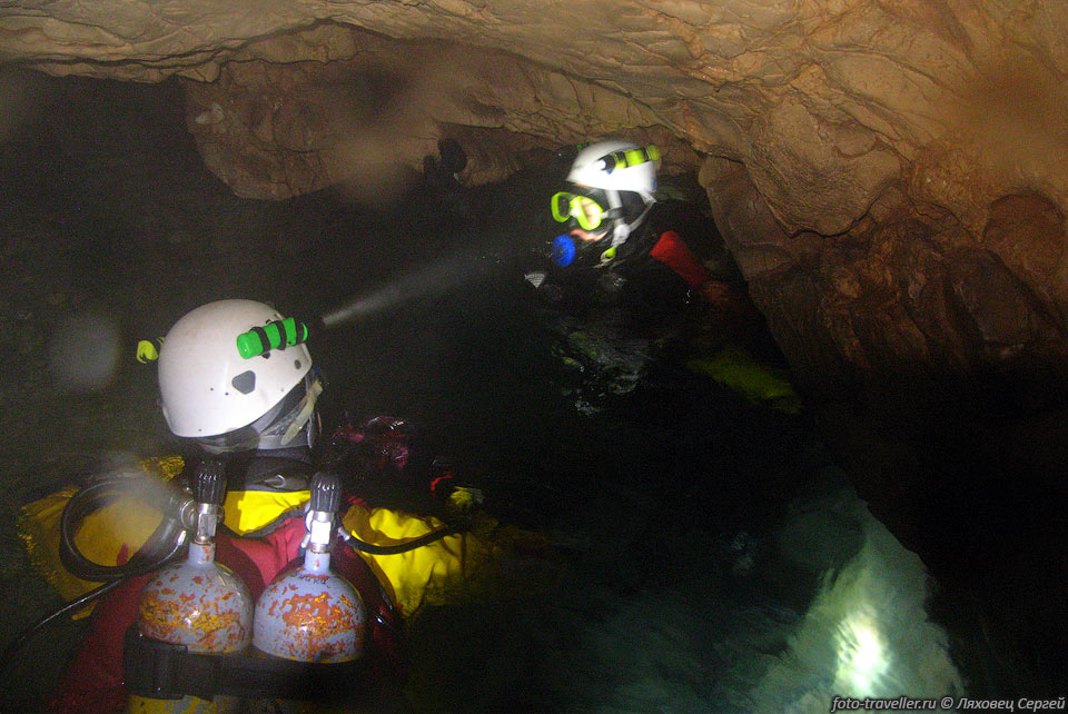 В 1895 году пещер Baume des Anges была пройдена до сифона.
Первое погружение в сифон состоялось в 1957 году.