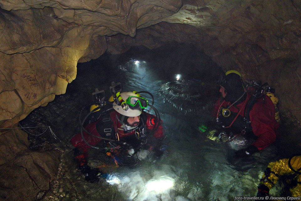 Озеро первого сифона, 
имеющего глубину 97 метров и протяженность 630 м.
Всего пещера насчитывает 4 сифона.
